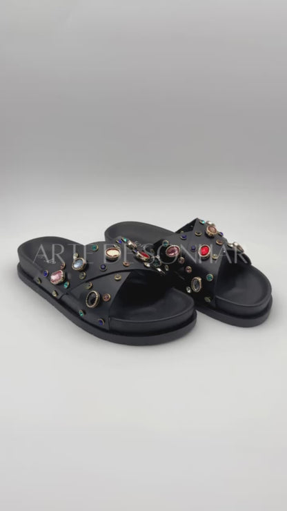 Chinelas pretas rasas com cristais multicor